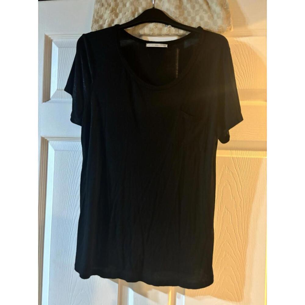 Ladies Tee In Very Good Pre-owned Condition!